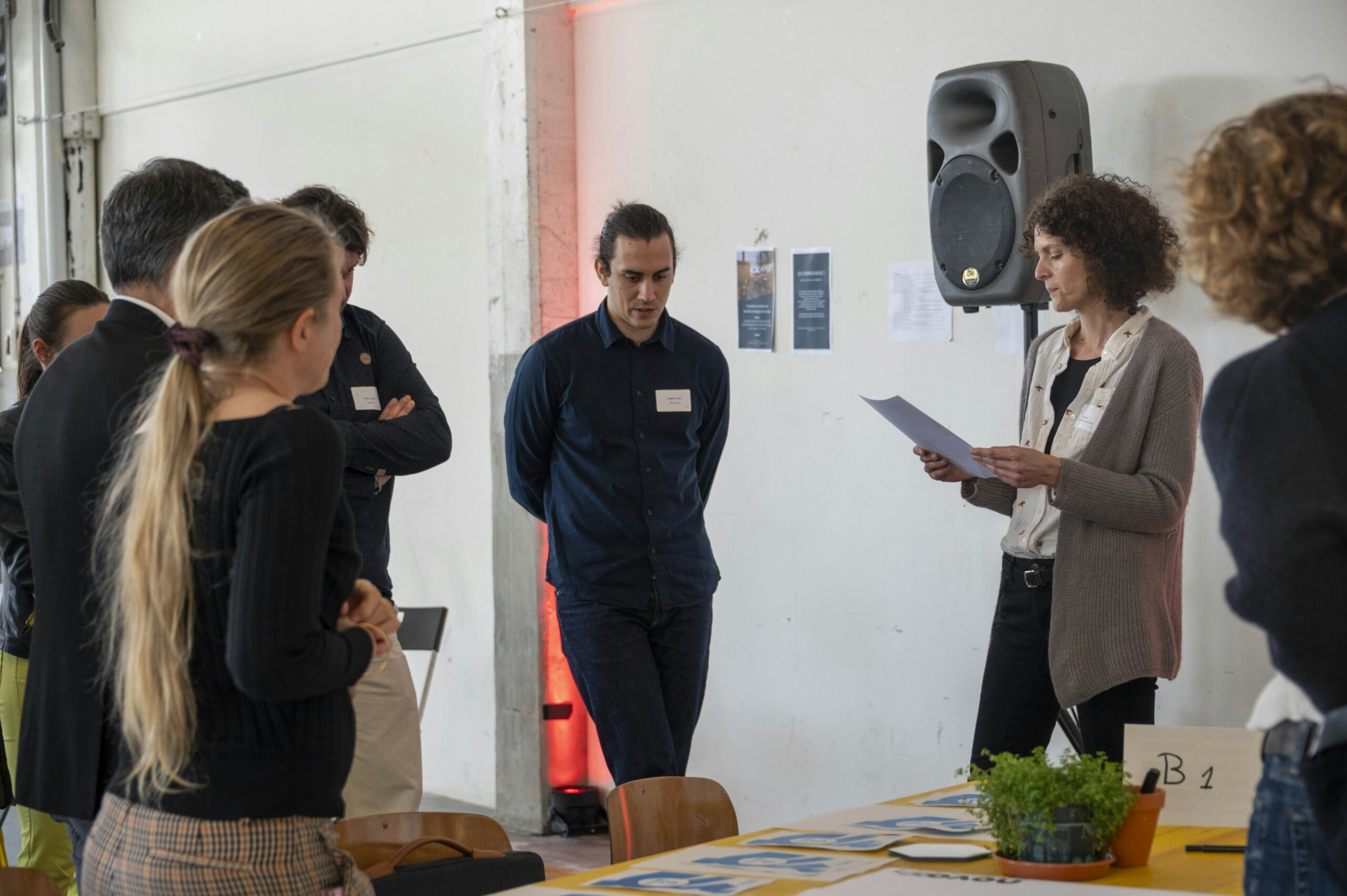 Un personne lit le scénario de l'atelier de prospective aux membres du groupe